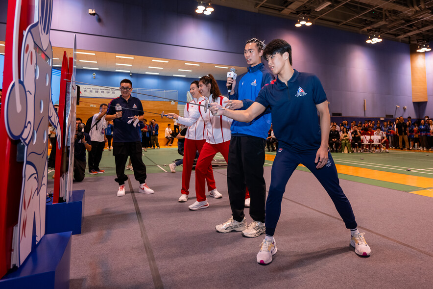 <p>國家隊游泳運動員張雨霏（中）與香港游泳運動員麥世霆（右一），在劍擊運動員何瑋珩（右二）的指導下進行一場劍擊競技。</p>
